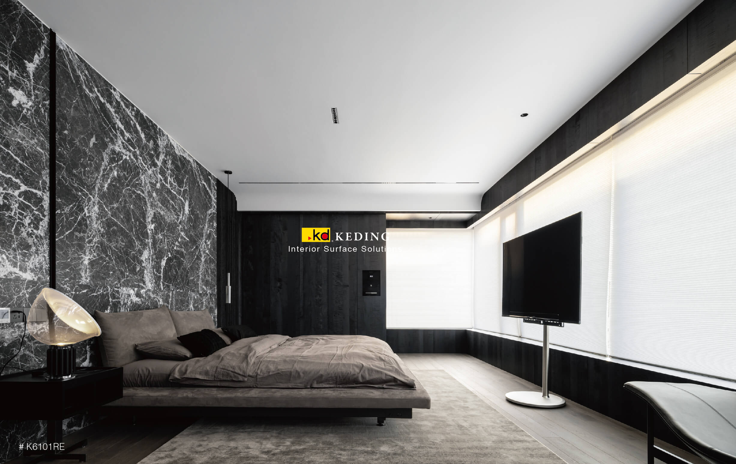 Phòng ngủ hiện đại với các tấm veneer gỗ vân đen phong phú, tường nhấn bằng đá cẩm thạch đen trắng, đồ nội thất trung tính và cửa sổ lớn.