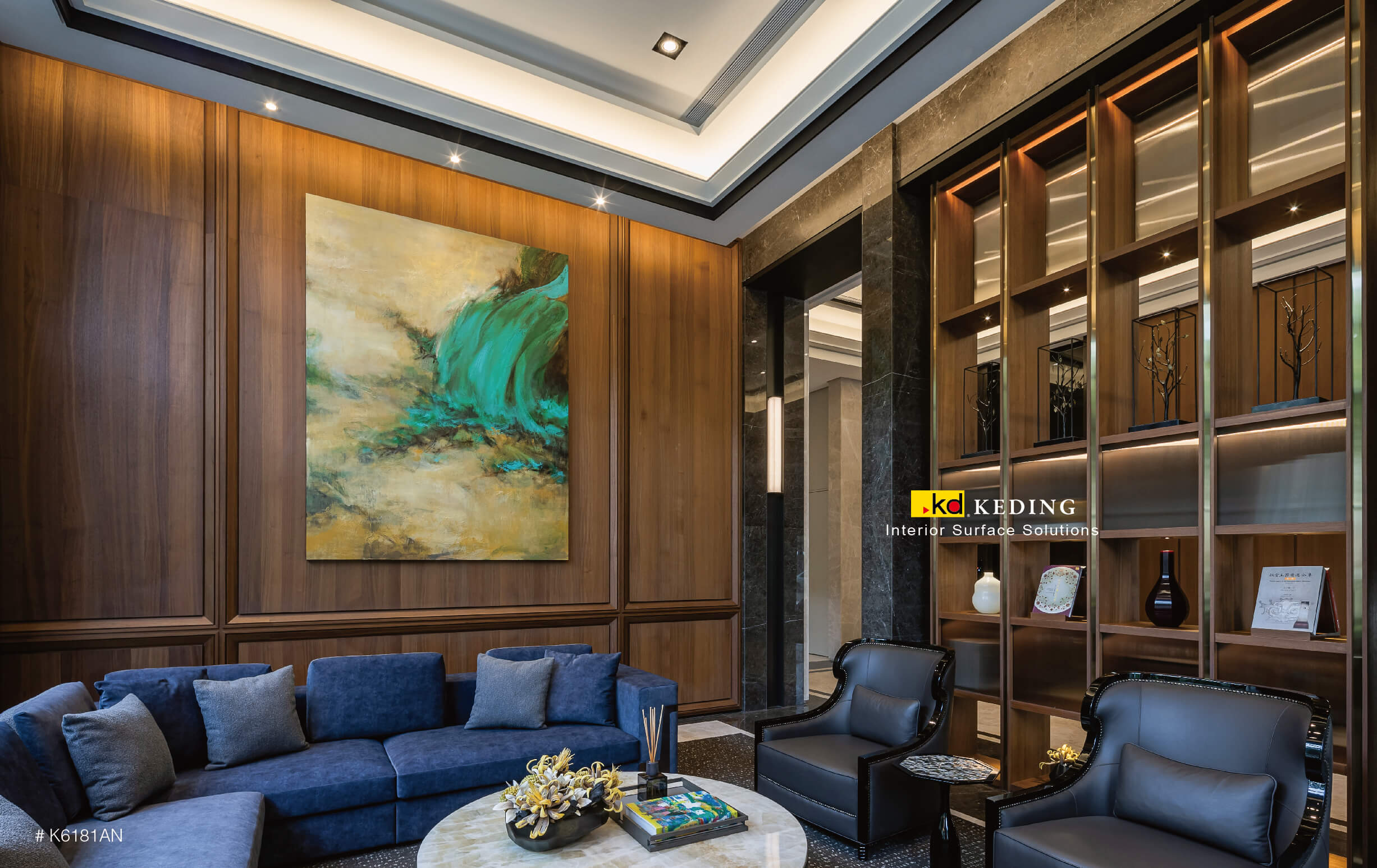 Phòng khách sang trọng với các tấm veneer gỗ phong phú, một bức tranh đầy màu sắc, ghế sofa màu xanh đậm, ghế da và kệ âm tường được chiếu sáng nhẹ nhàng.