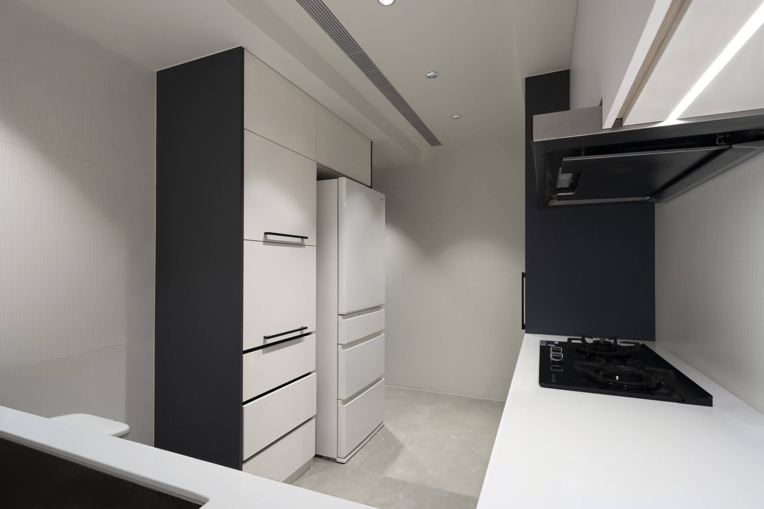 Nhà bếp kiểu dáng đẹp với tủ gỗ màu trắng titan mờ mượt, tay cầm màu đen và thiết kế tối giản.